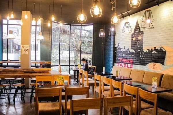 den-trang-tri-cafe-giup-lam-noi-bat-khong-gian-quan