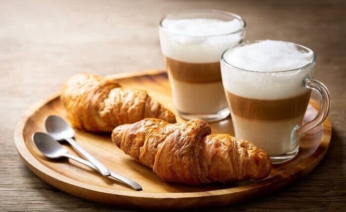macchiato-thuong-duoc-phuc-vu-kem-banh-ngot