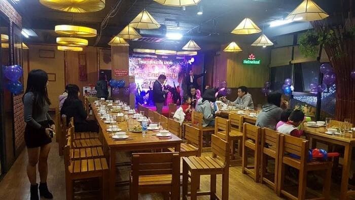 khu-vuc-an-uong-trong-nha-hang-binh-dan