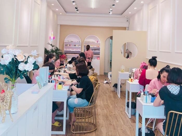 bai-viet-khai-truong-tiem-nail-tiep-can-khach-hang