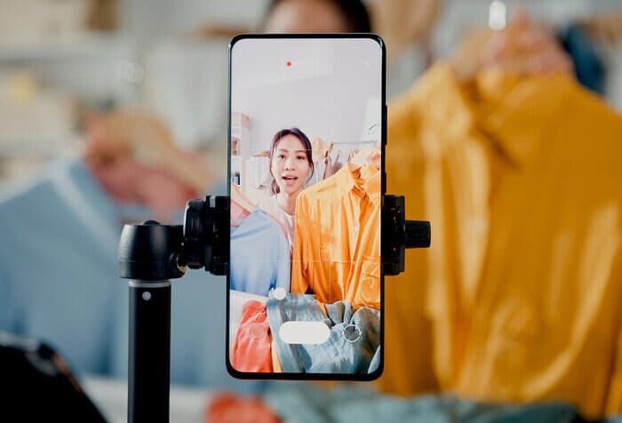 Mua dụng cụ mở shop quần áo online