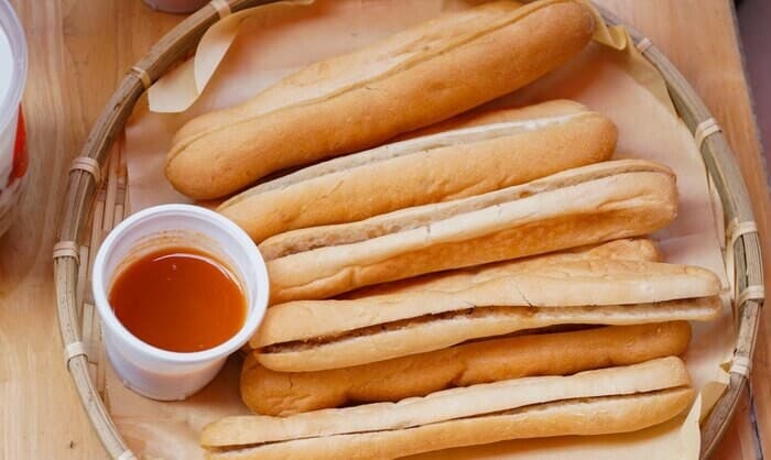 Bán bánh mì que pate với sốt tương ớt