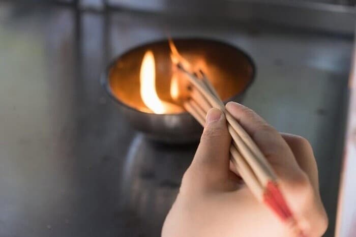 Cách đốt phong long xả xui bằng cách thắp hương