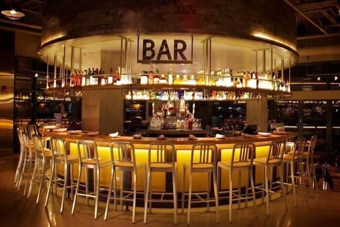 Bar có một quầy bar với bàn ghế xung quanh