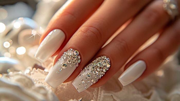 Sparkling silver and white nails