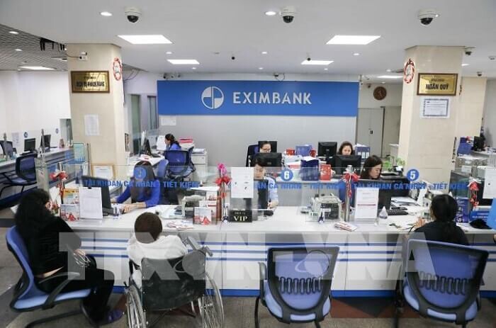 khach-hang-nhan-tu-van-tai-eximbank