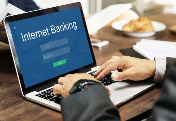 ban-co-the-tu-sao-ke-luong-qua-internet-banking
