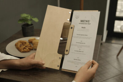 Làm menu nhà hàng bằng gỗ