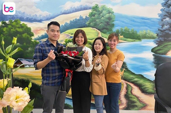 Team bePOS tặng hoa chúc mừng sinh nhật chị Xuân Trương