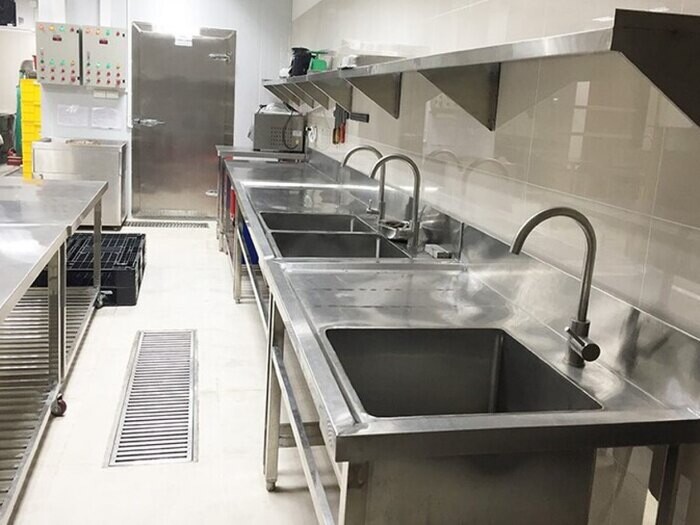 Không gian bếp nhà hàng - Khu rửa chén