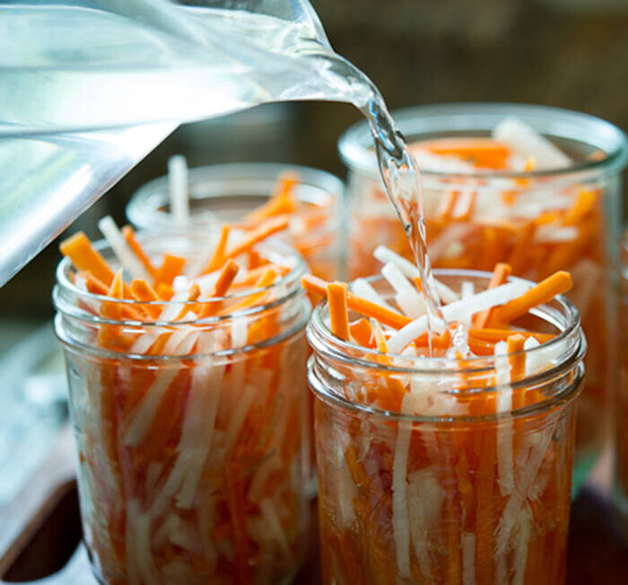 Cho cà rốt và củ cải vào lọ để ngâm chua
