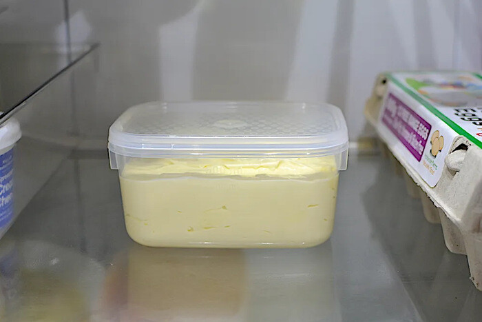 Đặt hộp bơ ở xa thực phẩm ám mùi