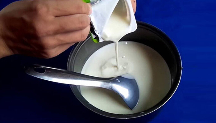 Trộn sữa chua cái để làm sữa chua uống kinh doanh