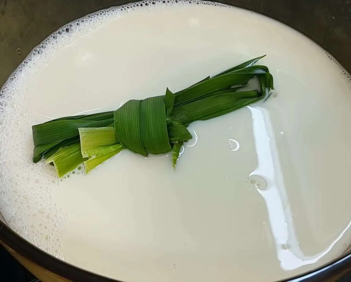 Cách nấu sữa đậu nành ngon để kinh doanh với lá dứa