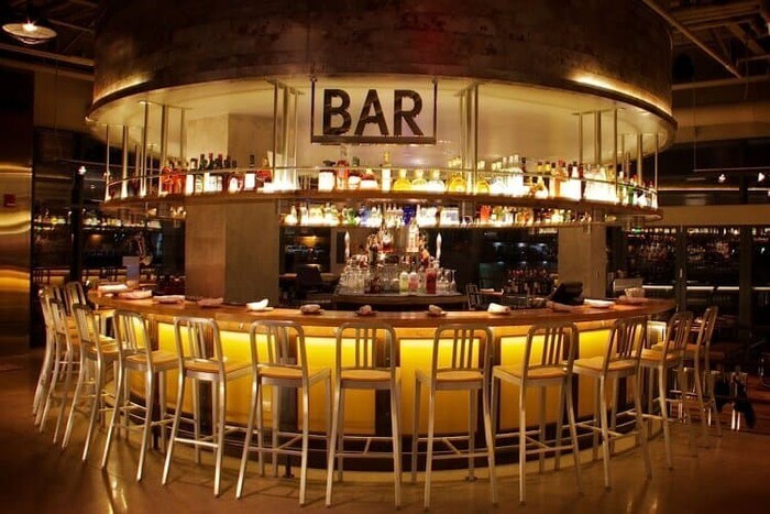 Bar có một quầy bar với bàn ghế xung quanh